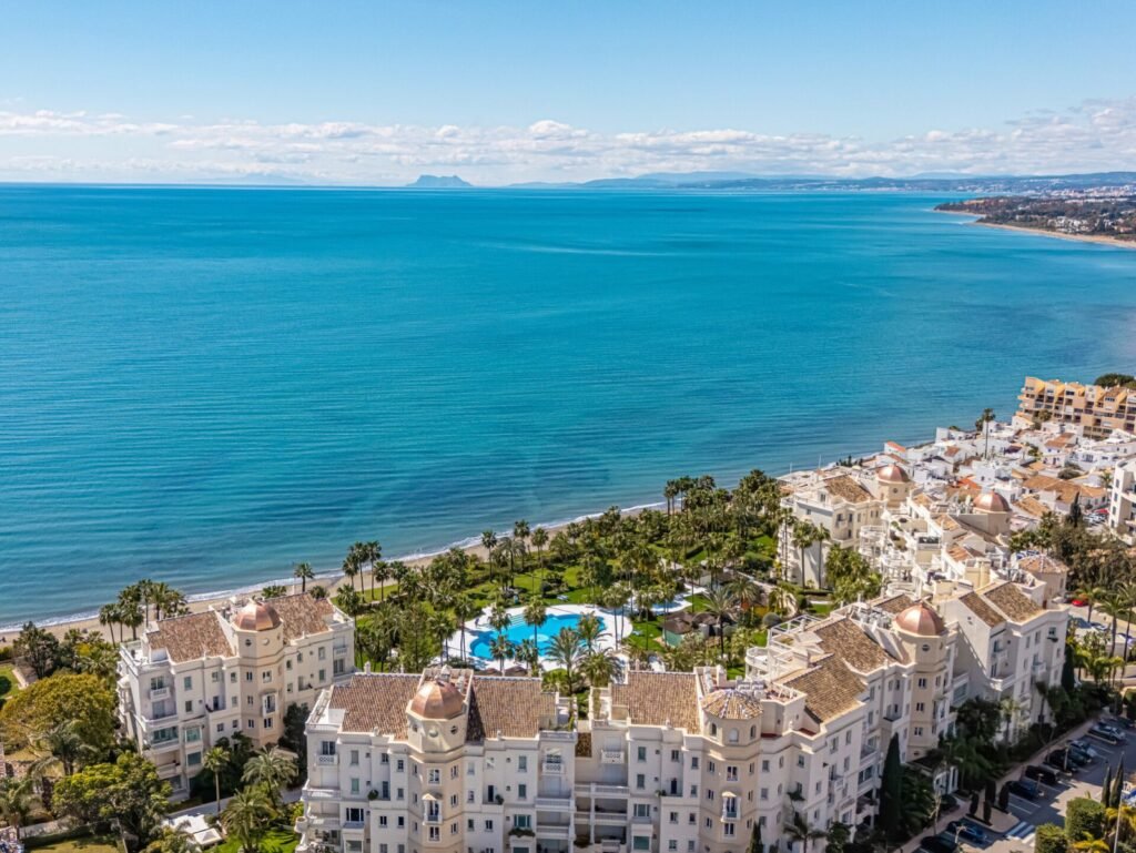 3 Bed Middle Floor Apartment for Sale in Estepona – Frontline Sea Views