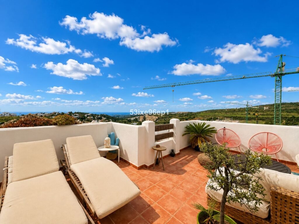 2 Bed Top Floor Apartment for Sale in Valle Romano – Golf & Sea Views