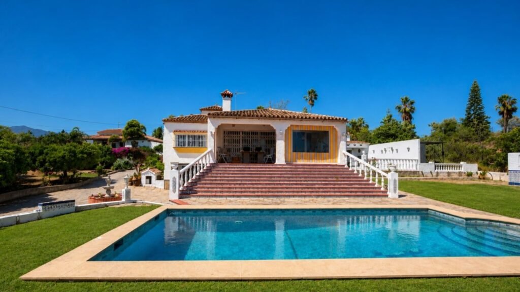 3 Bed Detached Villa for Sale in Estepona – Private Pool & Mountain Views