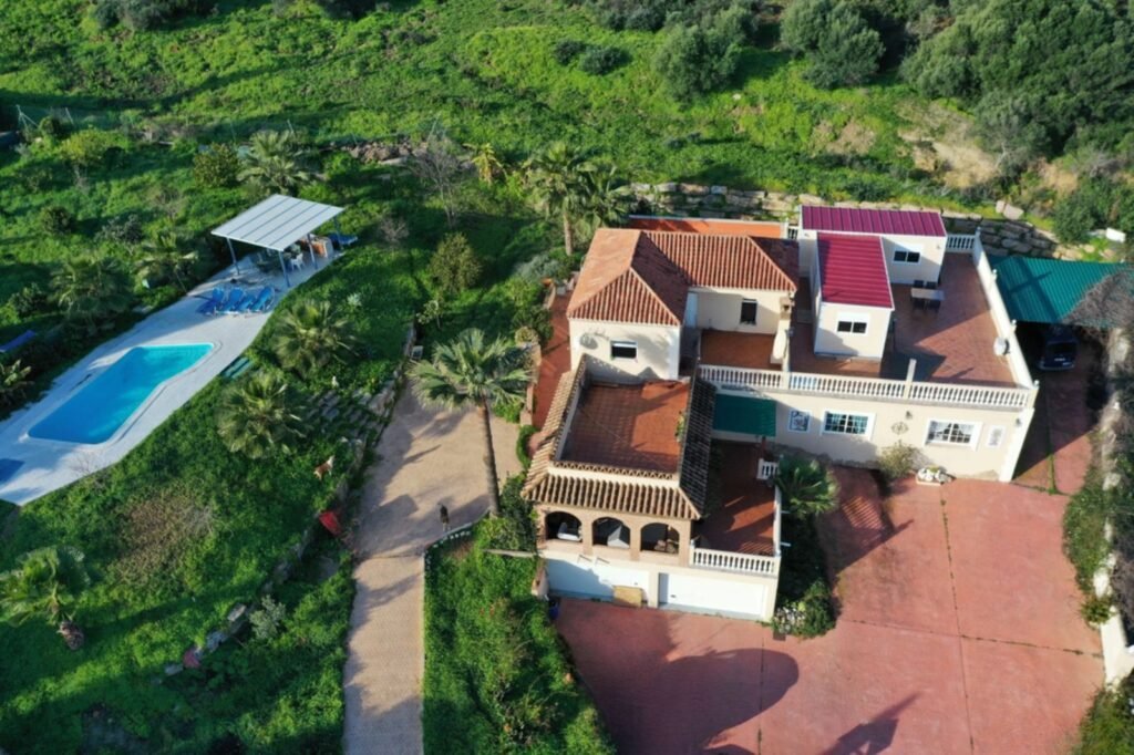 6 Bed Detached Villa for Sale in Estepona – Pool, Gardens & Guest Apartments