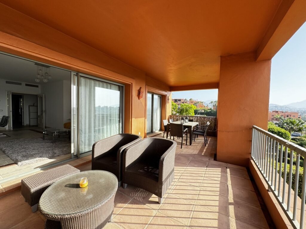 2 Bed Middle Floor Apartment for Sale in Estepona – Sea & Mountain Views