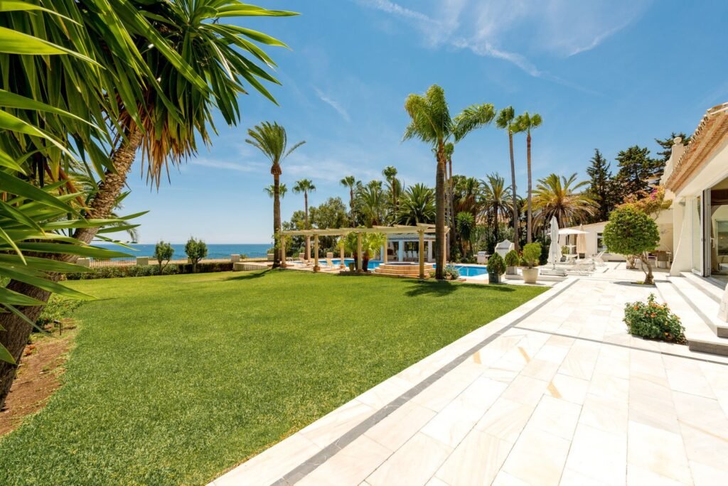 6 Bed Detached Villa for Sale in Estepona – Beachfront Estate & Sea Views
