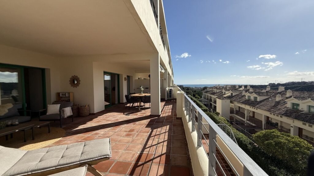 2 Bed Middle Floor Apartment for Sale in Selwo – Panoramic Views & 60 m² Terrace