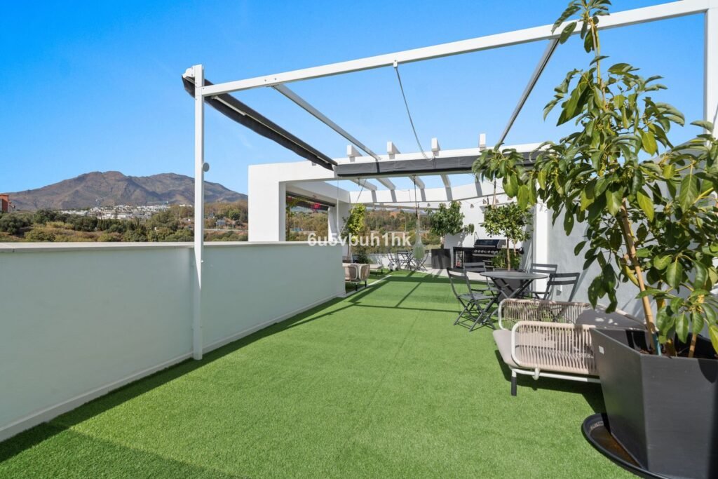 4 Bed Penthouse for Sale in Estepona – 60 m² Rooftop & Partial Sea Views