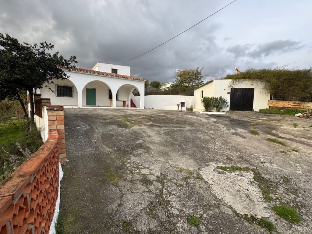 4 Bed Detached Villa for Sale in Estepona – Guadalmansa Retreat with Pool