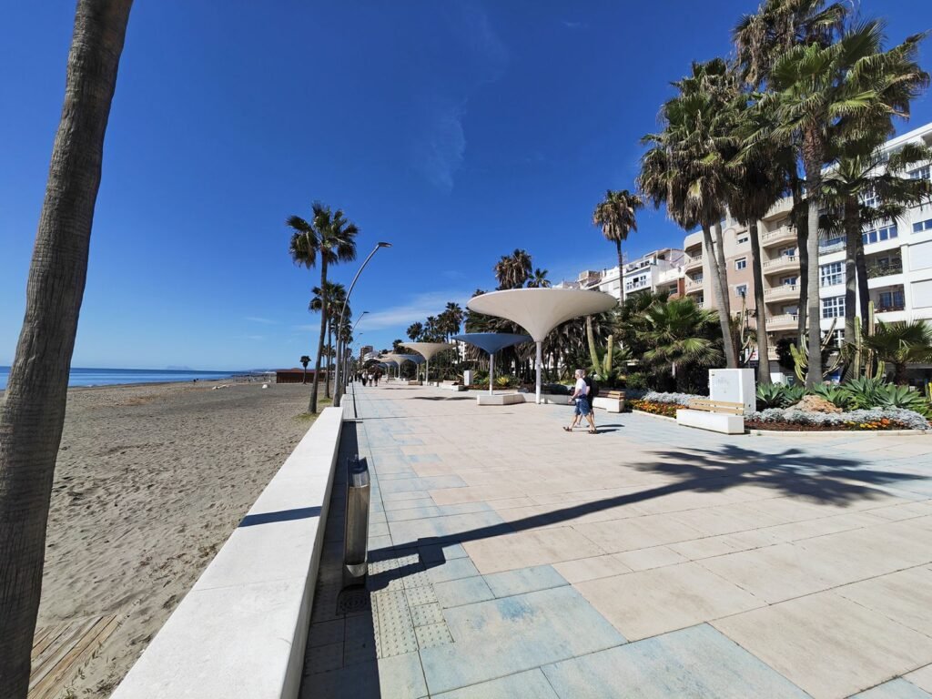 5 Bed Townhouse for Sale in Estepona – South-Facing with Solarium
