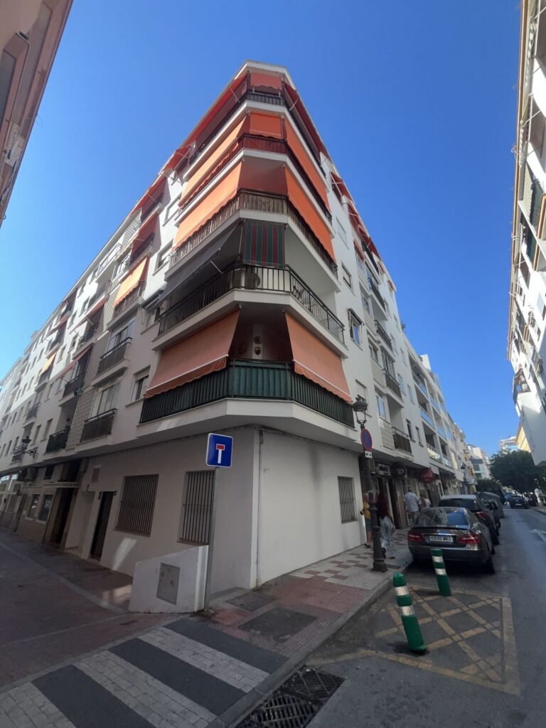 2 Bed Middle Floor Apartment for Sale in Estepona – Refurbished with Sea Views