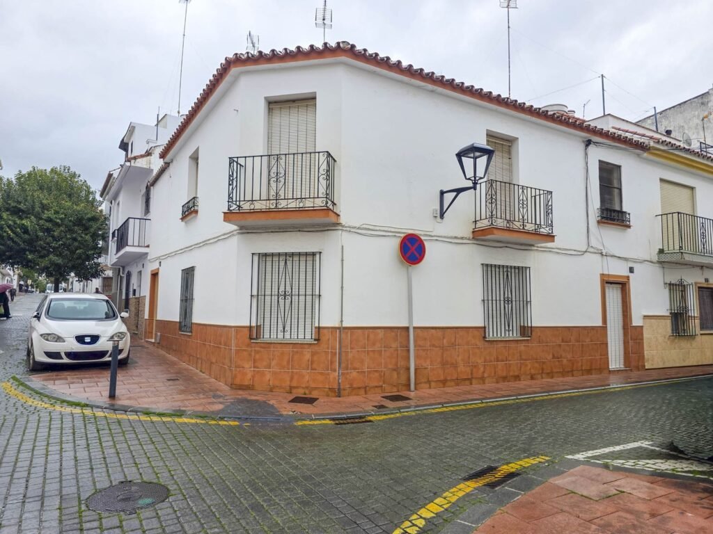 5 Bed Townhouse for Sale in Estepona – Central Renovation Project
