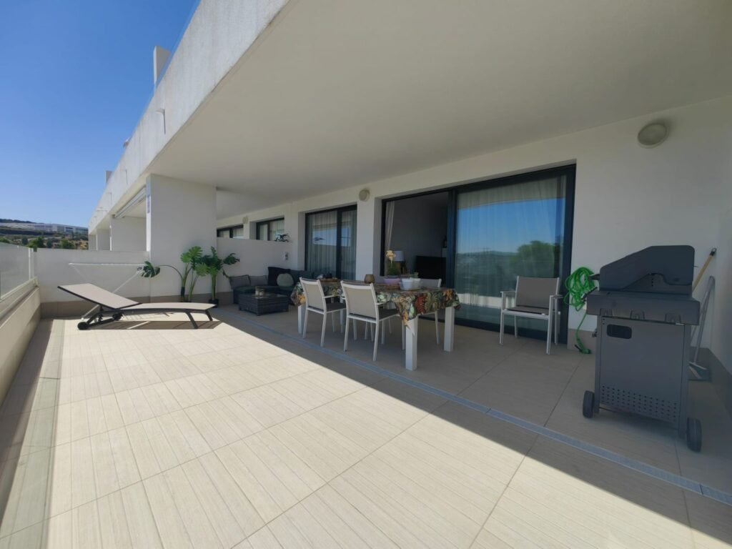 3 Bed Middle Floor Apartment for Sale in Estepona – South-Facing Terrace & Open Views