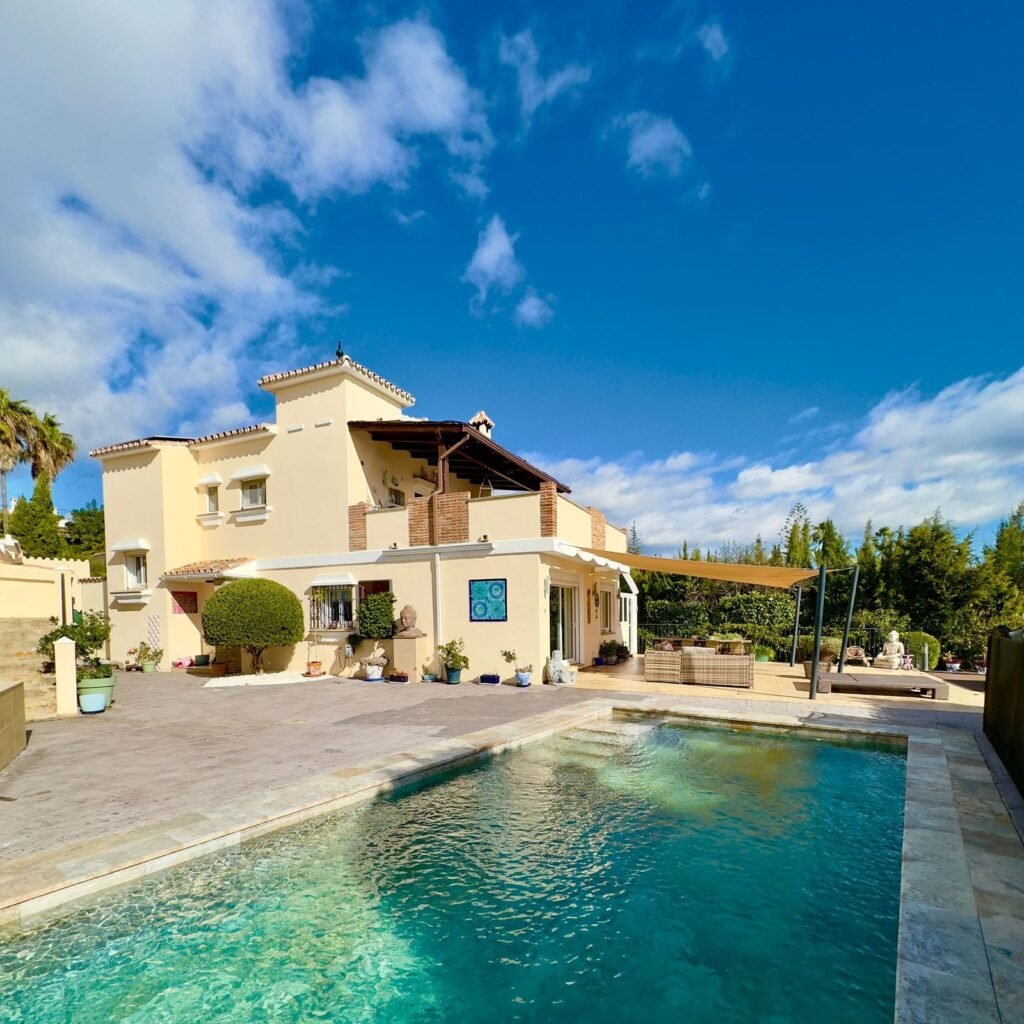 6 Bed Detached Villa for Sale in Estepona – Sea Views & Guest Bungalow