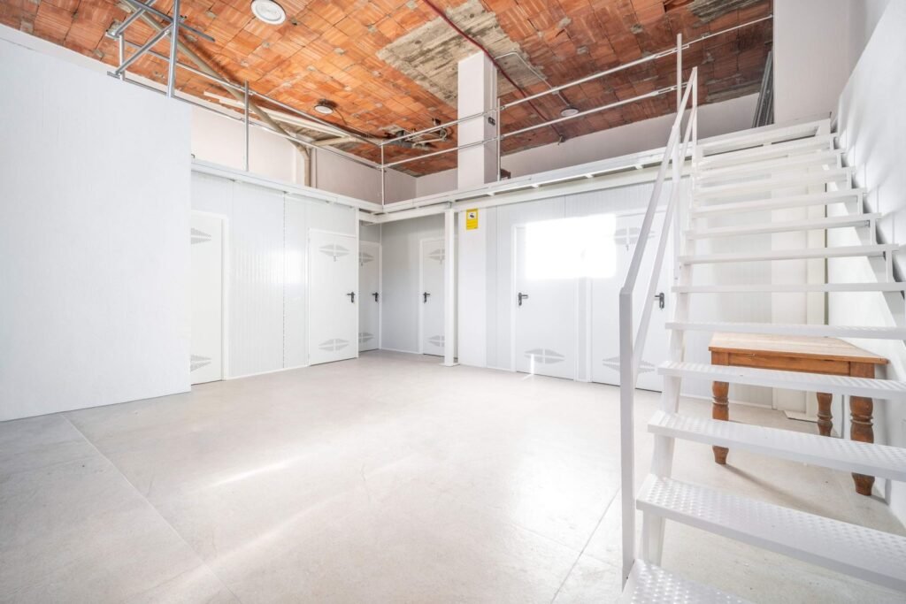 Commercial Premises for Sale in Estepona – Bright Double-Height Space
