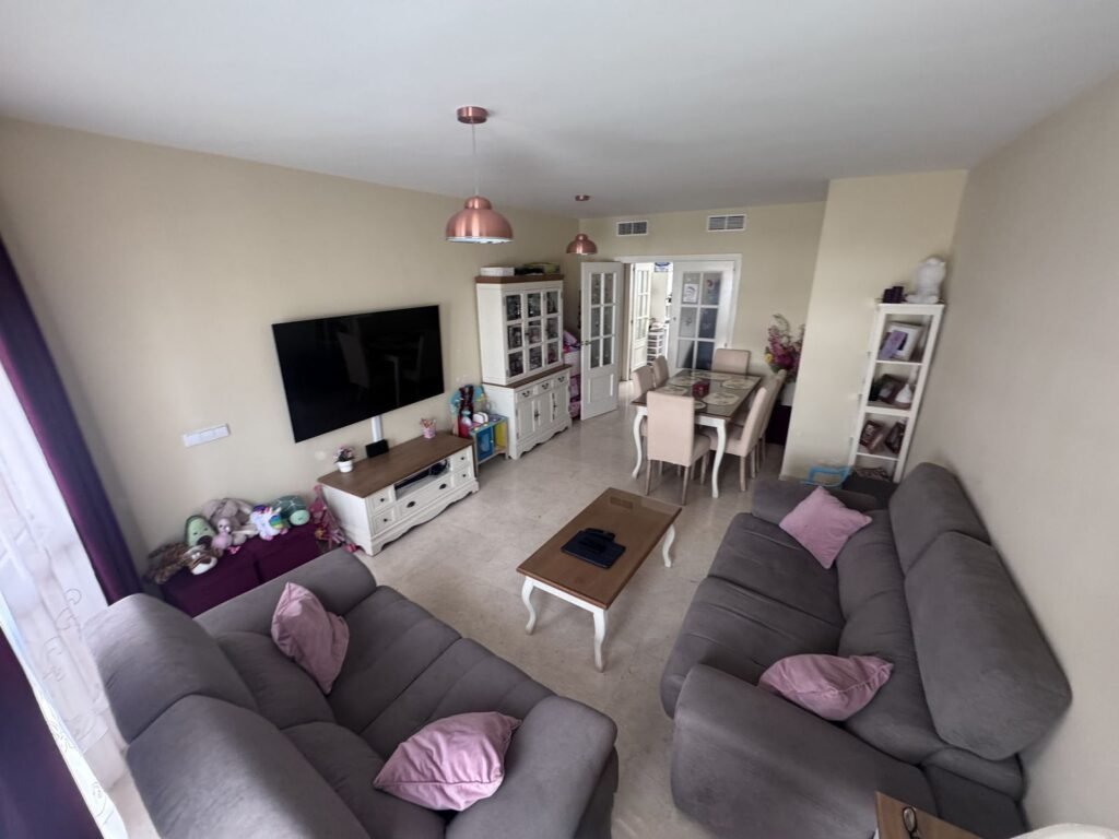 4 Bed Middle Floor Apartment for Sale in Estepona – 400m from Beach