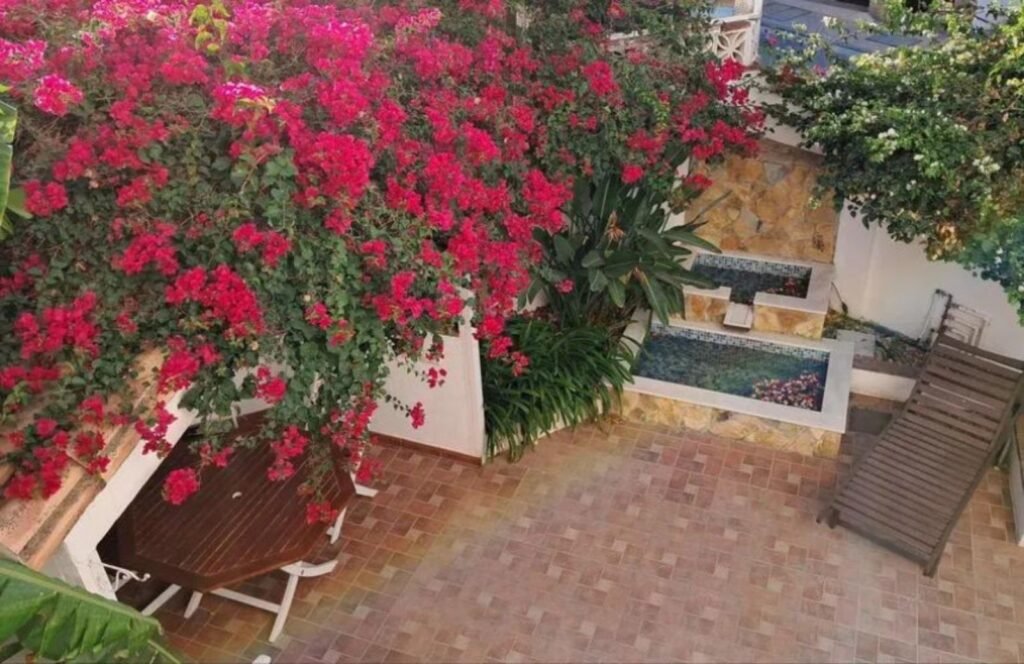 4 Bed Semi-Detached House for Sale in Estepona – End-of-Row Home with Solar Power & Private Garden