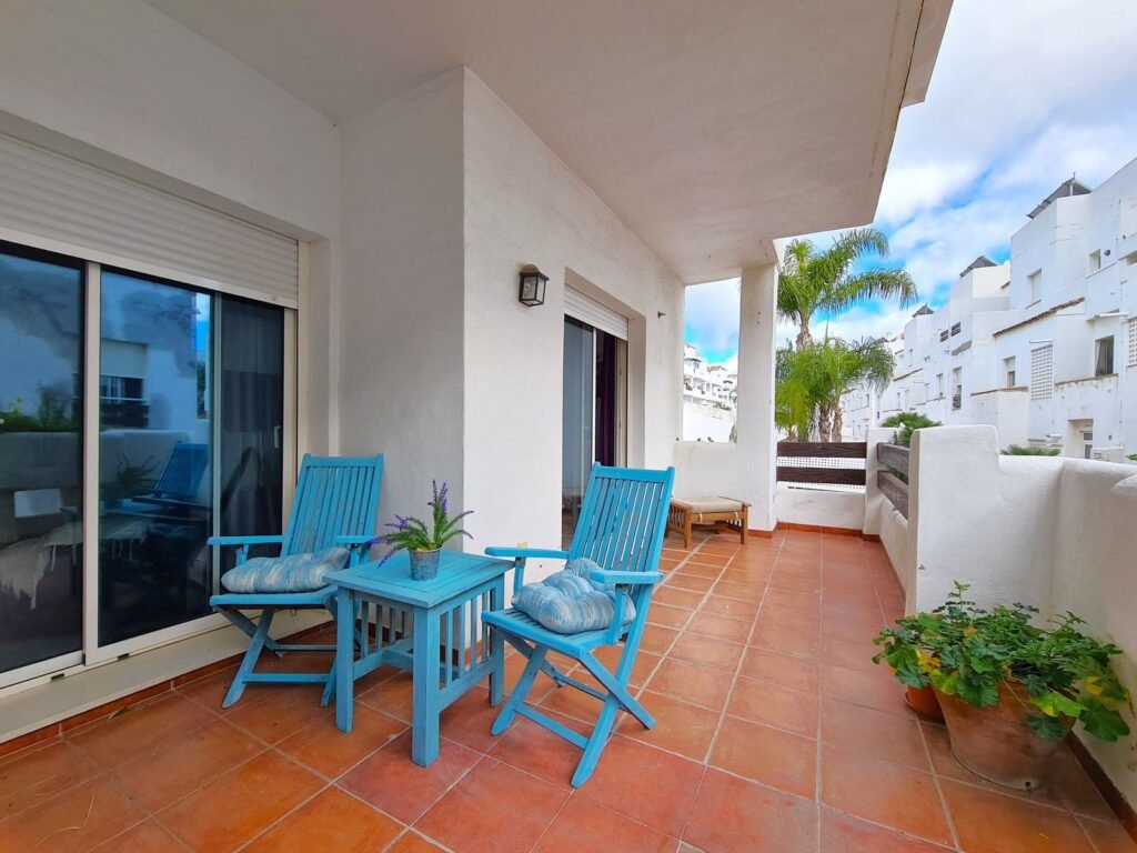 3 Bed Middle Floor Apartment for Sale in Estepona – Golf Resort with Tourist Licence