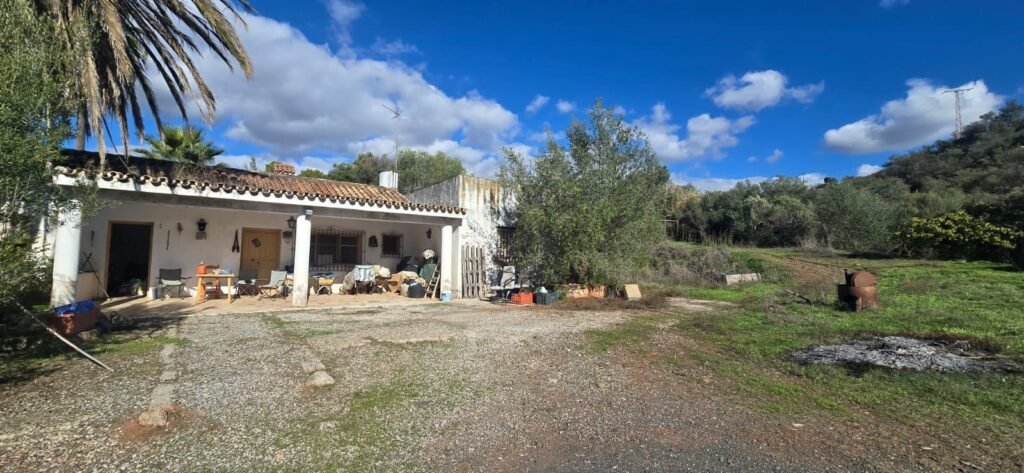 2 Bed Finca – Cortijo for Sale in Estepona – Flat 18,000 m² Plot