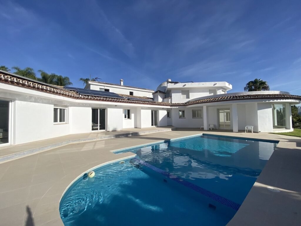 4 Bed Detached Villa for Sale in El Paraiso – Sea Views & 3,500 m² Plot