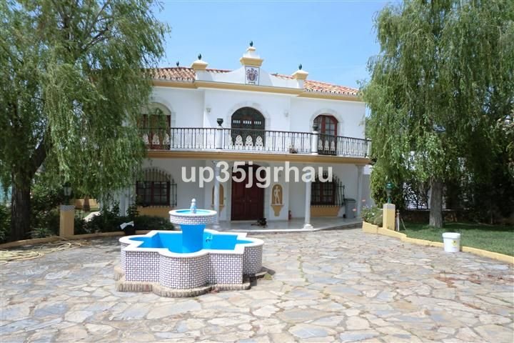 5 Bed Detached Villa for Sale in Estepona – Heated Pool, Sea Views & Guest Accommodation