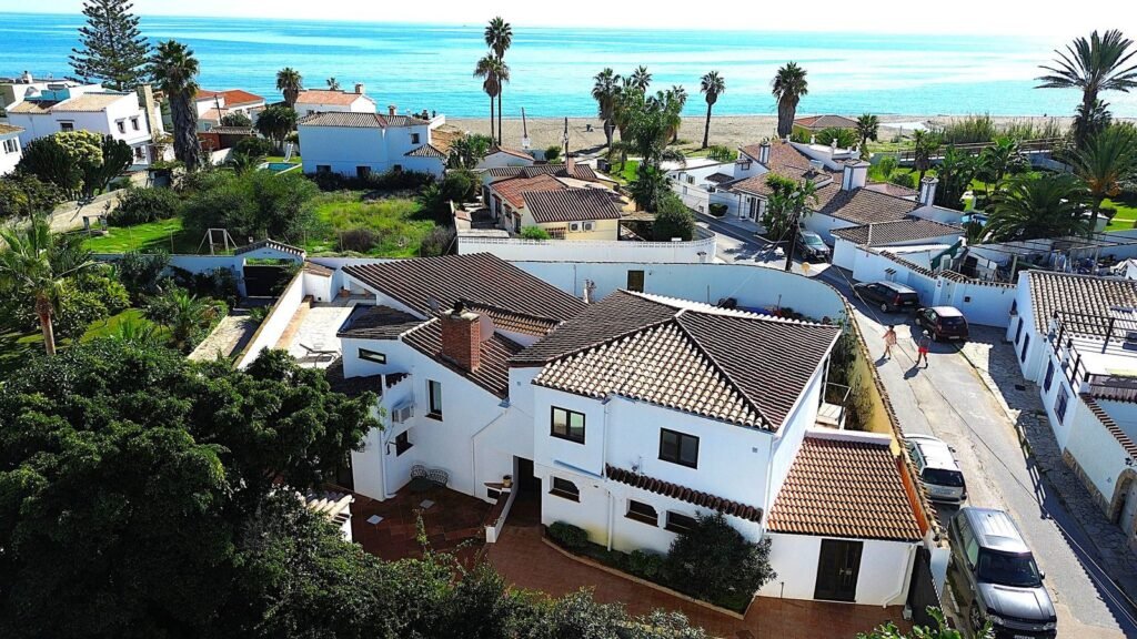 6 Bed Detached Villa for Sale in Estepona – Beachside Home with Pool