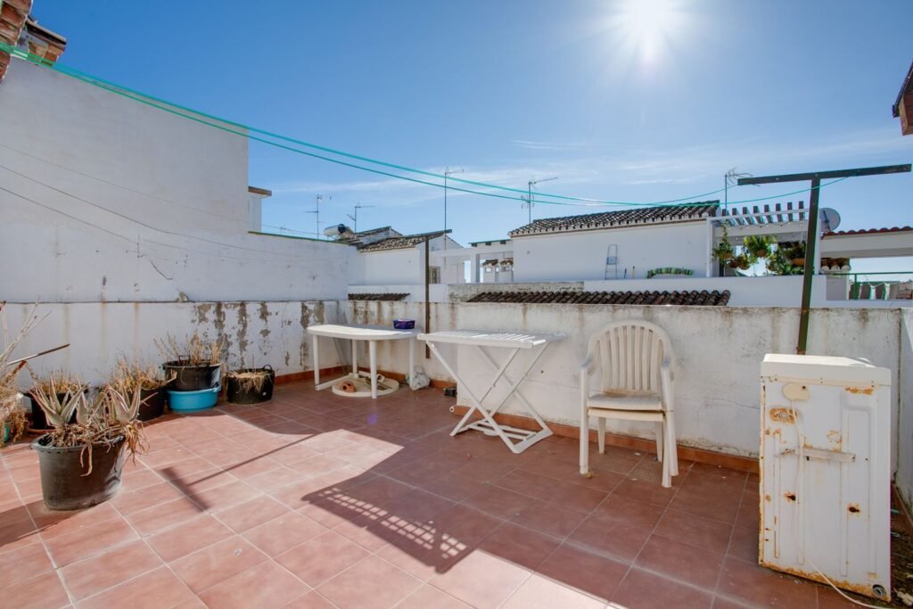 4 Bed Townhouse for Sale in Estepona – Garage, Roof Terrace & Central Location