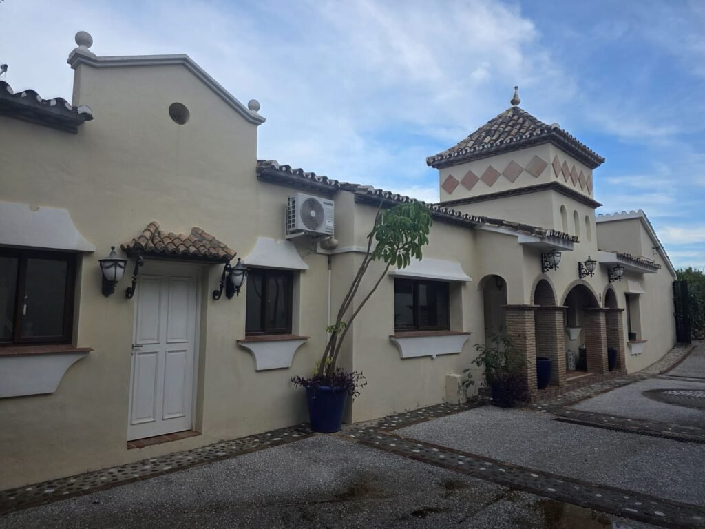 6 Bed Detached Villa for Sale in El Paraiso – Golf, Mountain & Sea Views