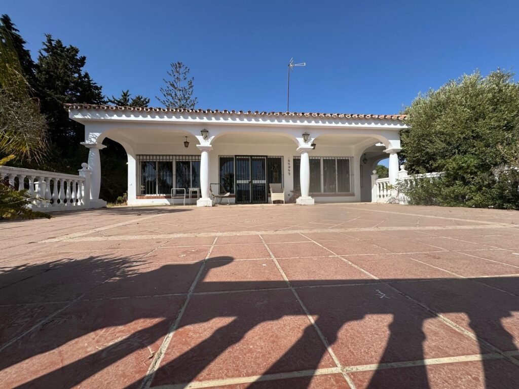 5 Bed Detached Villa for Sale in Estepona – El Paraíso Renovation Project