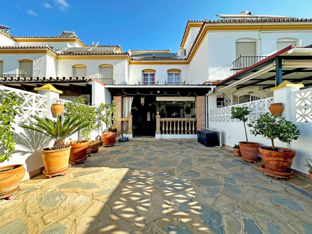 3 Bed Townhouse for Sale in Estepona – 40 m² Terrace & Private Garage