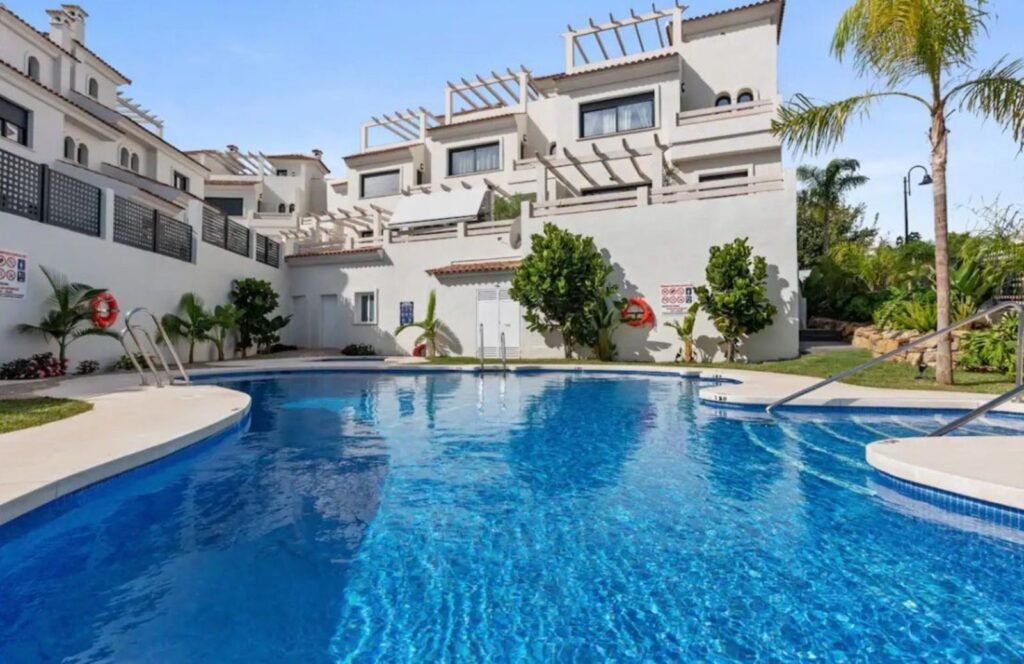 3 Bed Townhouse for Sale in El Paraiso – Rooftop Terrace & La Concha Views