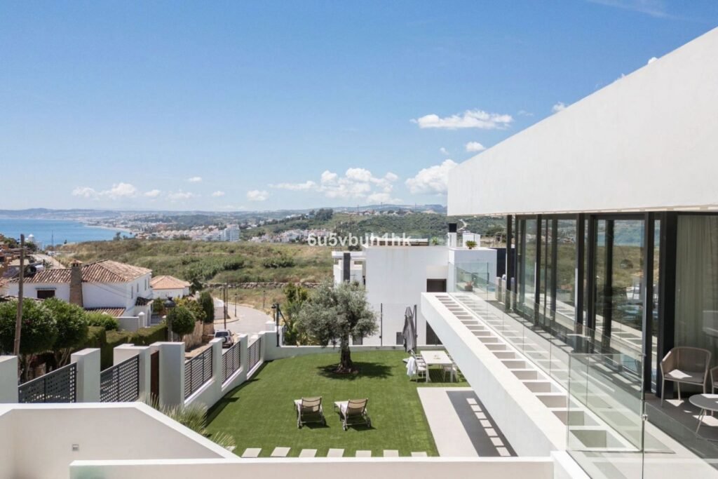 5 Bed Detached Villa for Sale in Estepona – Seghers Sea Views & Infinity Pool