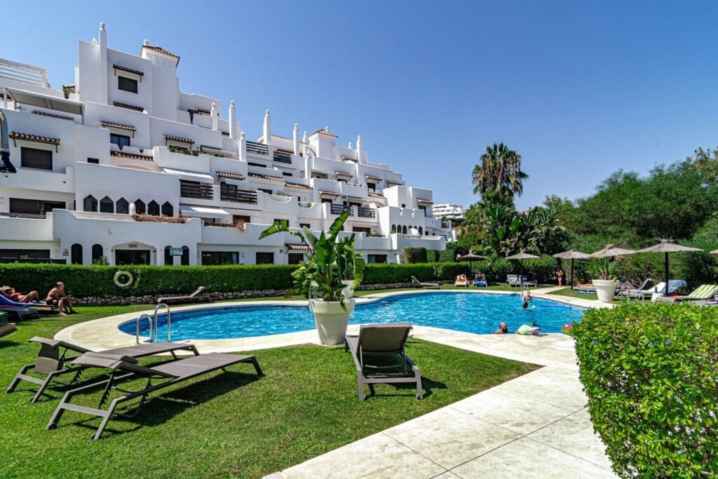 2 Bed Ground Floor Apartment for Sale in Selwo – Pool-Facing Private Garden
