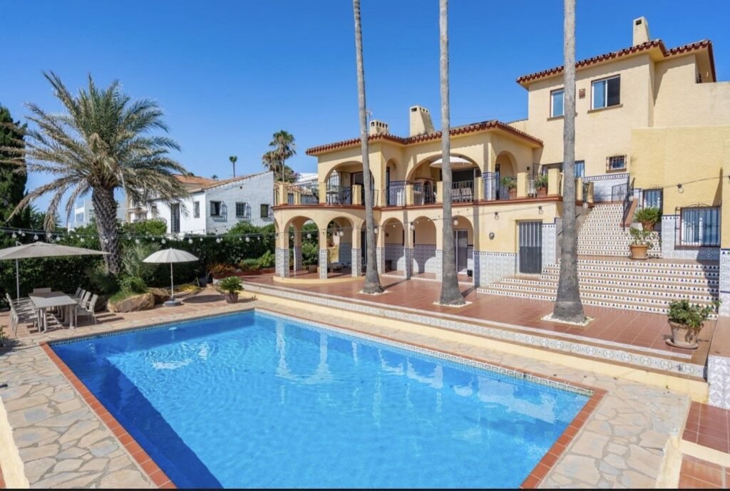 7 Bed Detached Villa for Sale in Estepona – Renovated Sea-View Investment