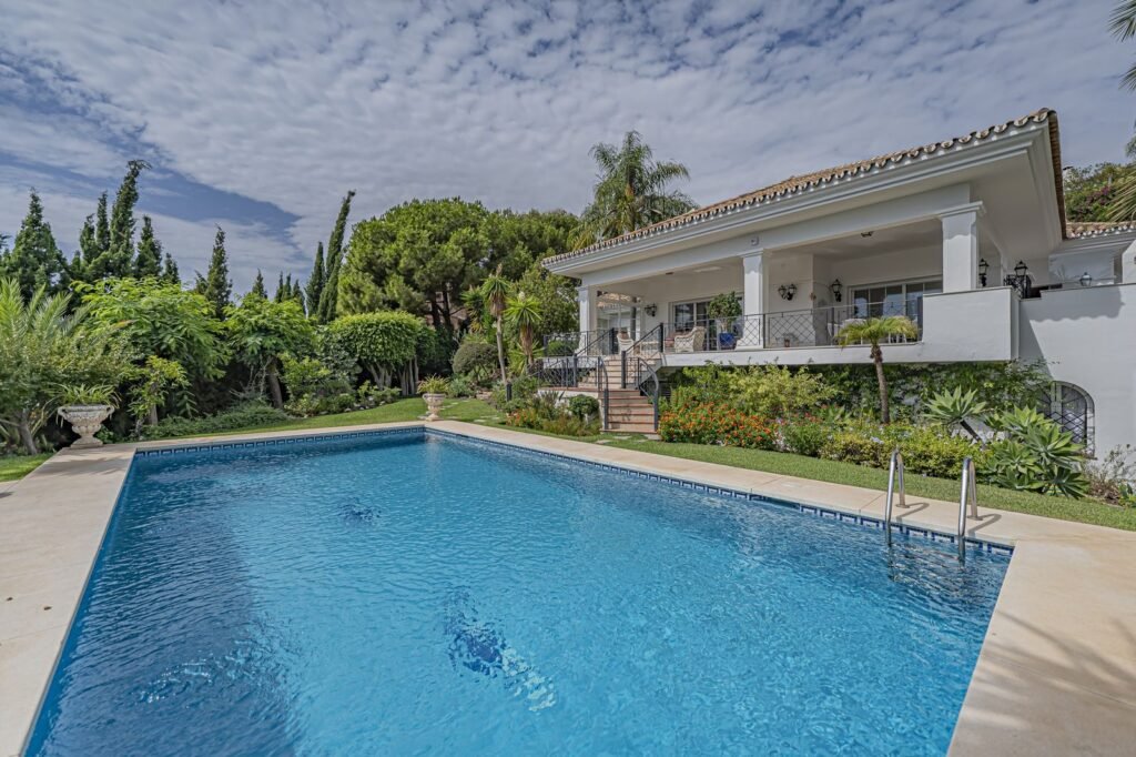 4 Bed Detached Villa for Sale in El Paraiso – Large Plot by Golf