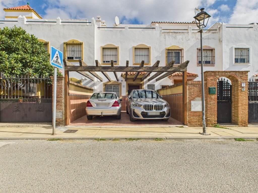 3 Bed Townhouse for Sale in Estepona – Rooftop Solarium & Mountain Views