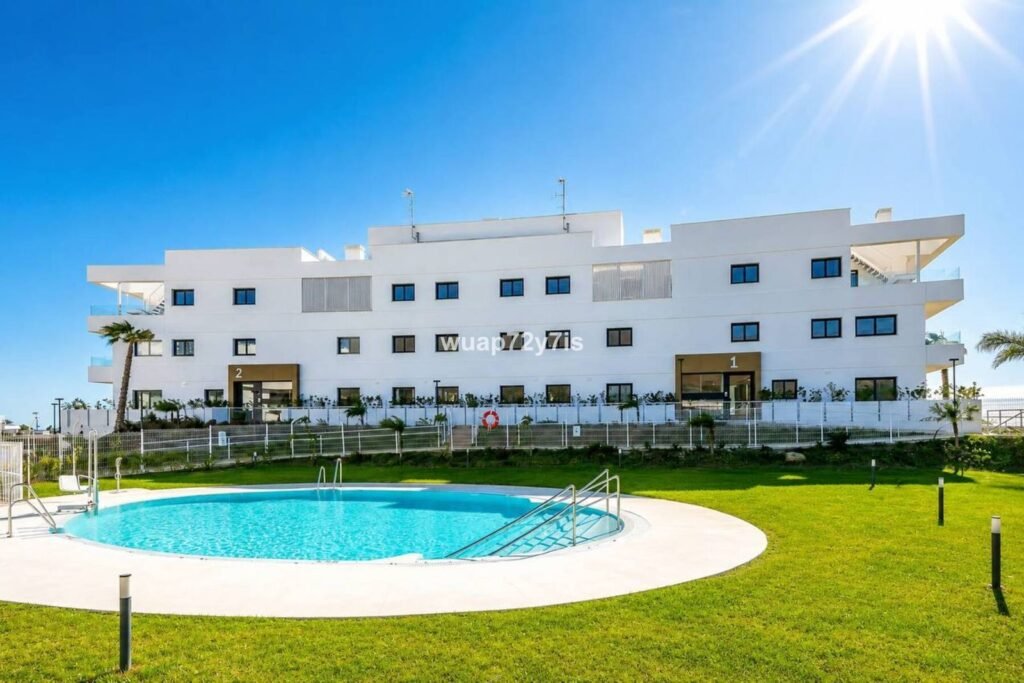 2 Bed Ground Floor Apartment for Sale in Estepona – Huge Terrace & Sea Views