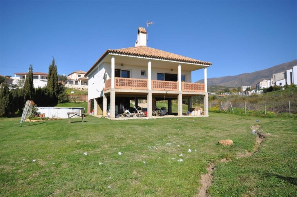3 Bed Detached Villa for Sale in Estepona – Golf Frontline & Sea Views