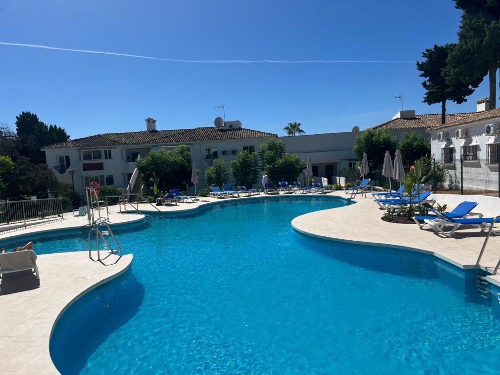 2 Bed Top Floor Apartment for Sale in El Paraiso – Glazed Terrace & Sea Views