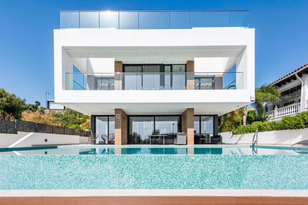 3 Bed Detached Villa for Sale in Estepona – Golf & Sea Views with Rooftop Terrace