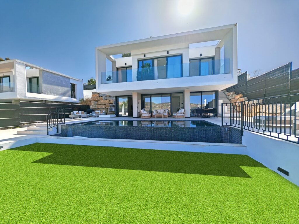 4 Bed Detached Villa for Sale in Estepona – Heated Pool & Golf Views