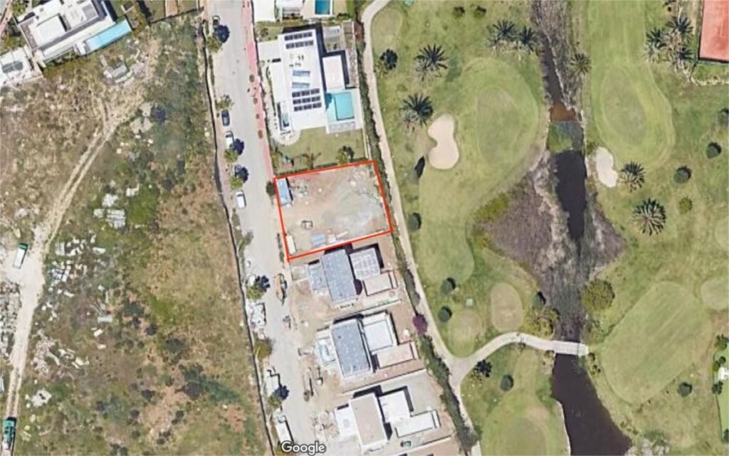 Residential Plot for Sale in El Paraiso – 35% Buildability for Villa Project