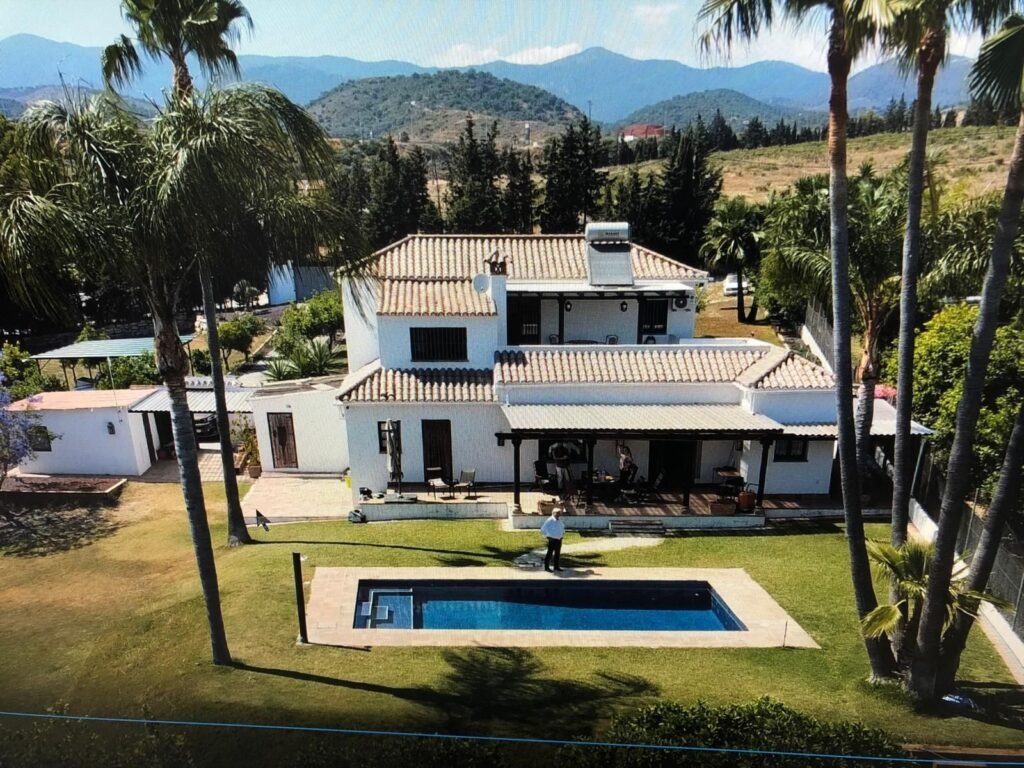 4 Bed Finca – Cortijo for Sale in Estepona – Authentic Home with Guest House