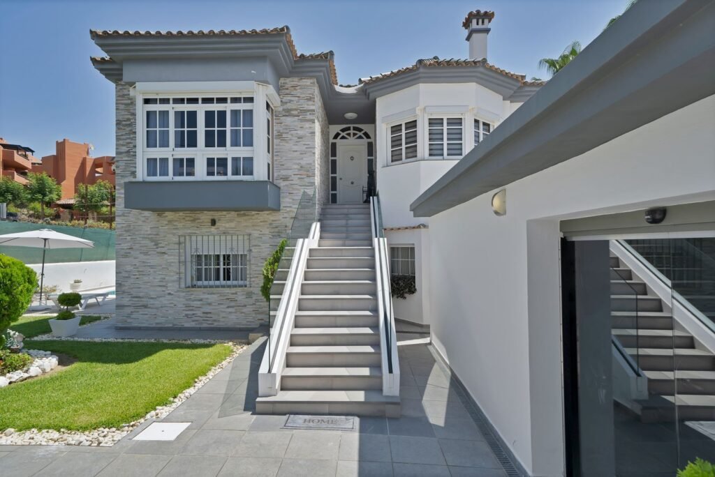 3 Bed Detached Villa for Sale in Estepona – Pool & Panoramic Sea Views