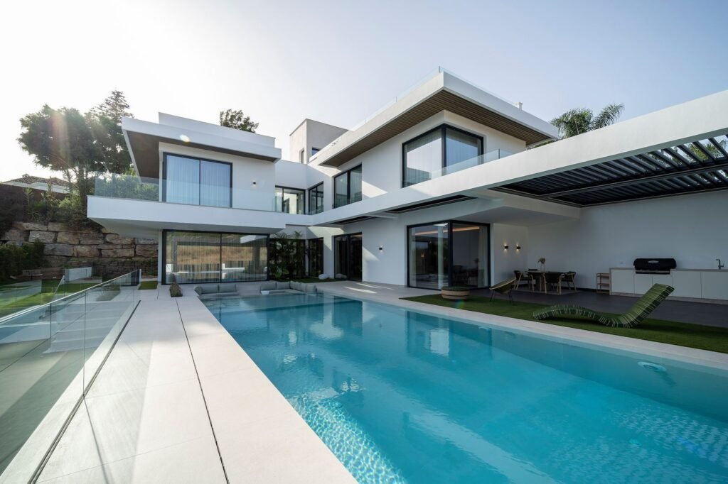 6 Bed Detached Villa for Sale in El Paraiso – Contemporary Home with Infinity Pool