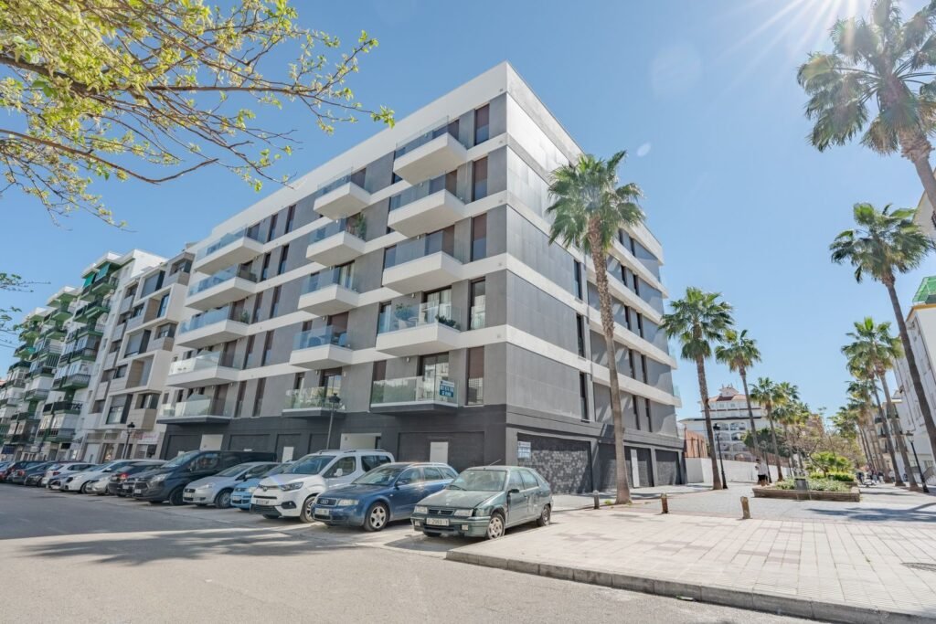3 Bed Middle Floor Apartment for Sale in Estepona – Rooftop Pool & Beach Nearby