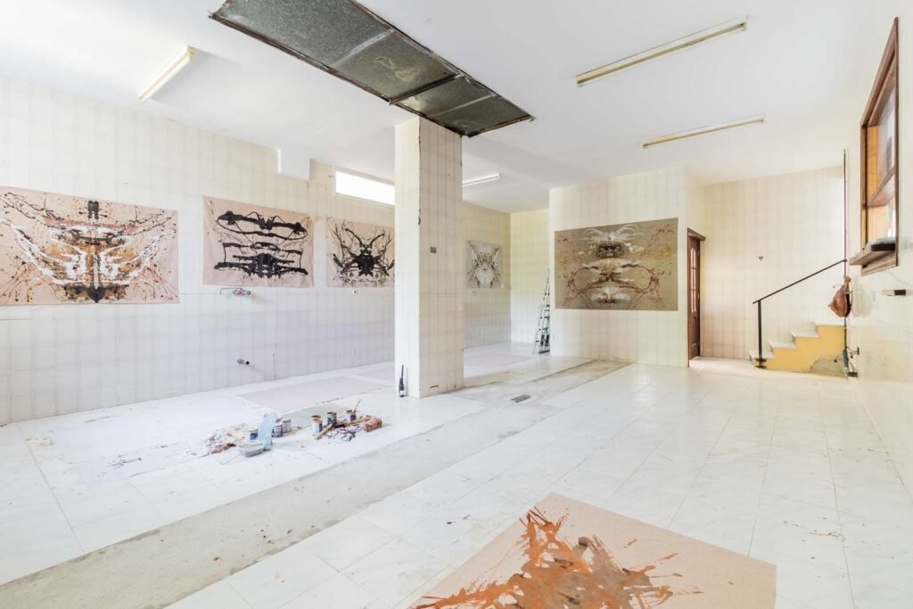 4 Bed Business for Sale in Estepona – Bahía Dorada Premises Near the Sea