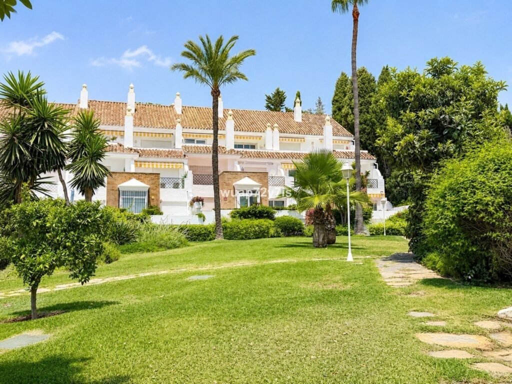 2 Bed Townhouse for Sale in El Paraiso – Pool Access & Partial Sea Views