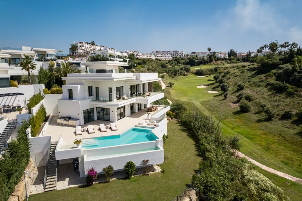 4 Bed Detached Villa for Sale in Estepona – La Resina Golf with Rooftop Sea Views