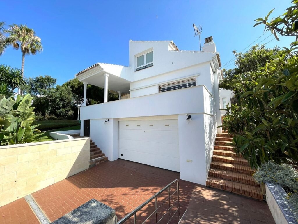 4 Bed Detached Villa for Sale in Estepona – 984 m² Plot & Sea Views