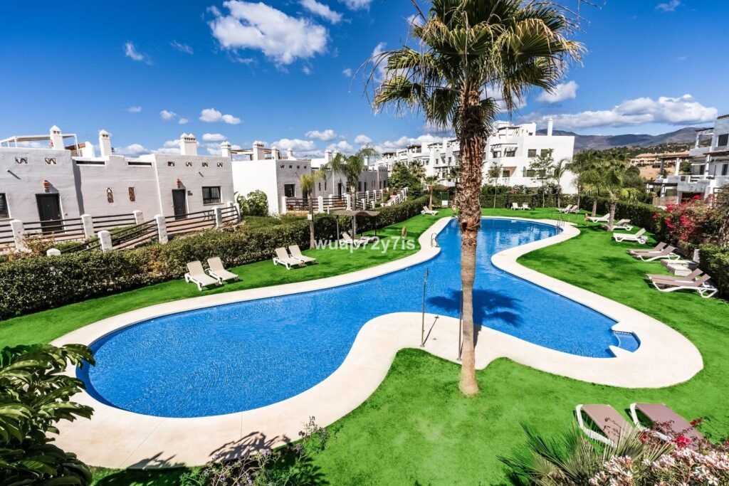2 Bed Middle Floor Apartment for Sale in Selwo – Sea Views at Sunset Golf