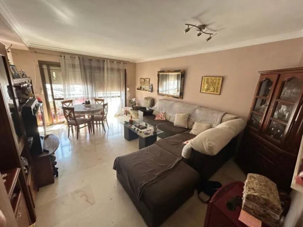 4 Bed Top Floor Apartment for Sale in Estepona – South-Facing with Lift