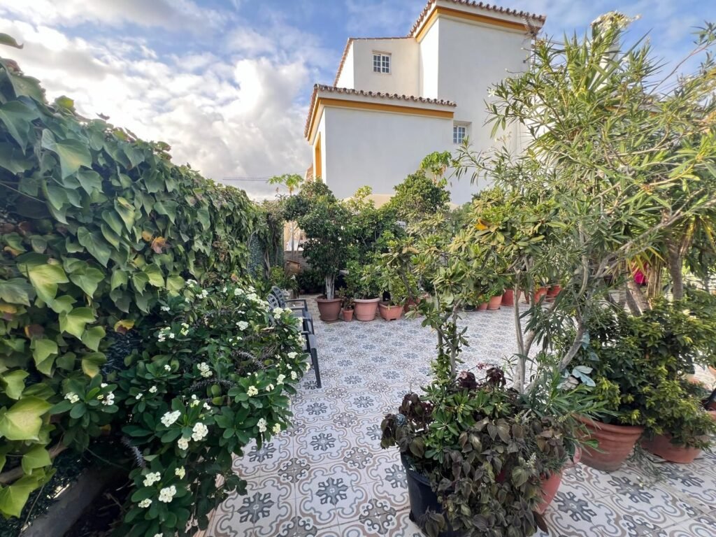 7 Bed Semi-Detached House for Sale in Estepona – Garden, Terrace & Pool Potential