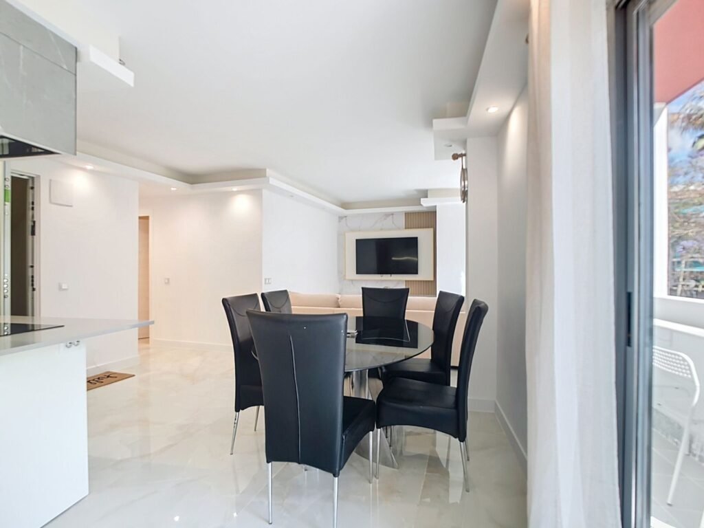 3 Bed Middle Floor Apartment for Sale in Estepona – Refurbished Centre Home with Tourist Licence